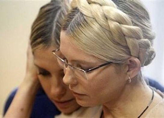 Евгения Тимошенко и защитники пытаются пробиться к экс-премьеру