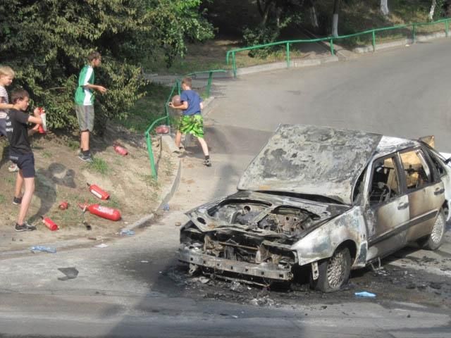 У Києві згоріло авто (Фото)