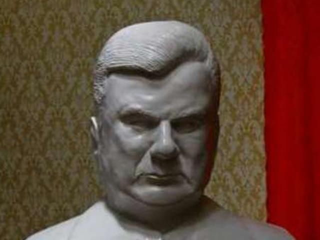 В интернете можно купить бюст Януковича за почти 10 тысяч гривен (Фото)