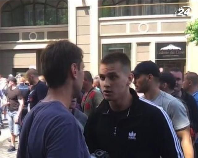 Драку во время акции "Вставай, Украина!" спровоцировали участники, - правоохранители Драку во время акции "Вставай, Украина!" спровоцировали участники, - правоохранители