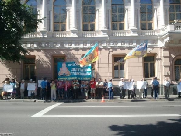 Під Радою активісти вимагають "депутатину тушковану" Кутового скласти мандат (Фото)