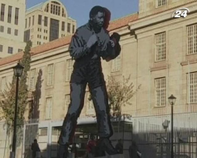 В ЮАР установили скульптуру Манделы