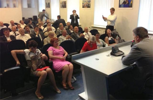 Хлопці у спортивних штанях охороняють зустріч президента і опозиціонерів Хлопці у спортивних штанях охороняють зустріч президента і опозиціонерів