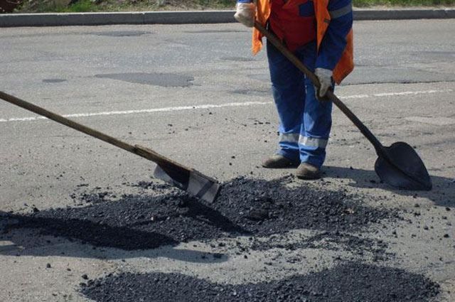 Укравтодор обещает залатать ямы на дорогах до июля