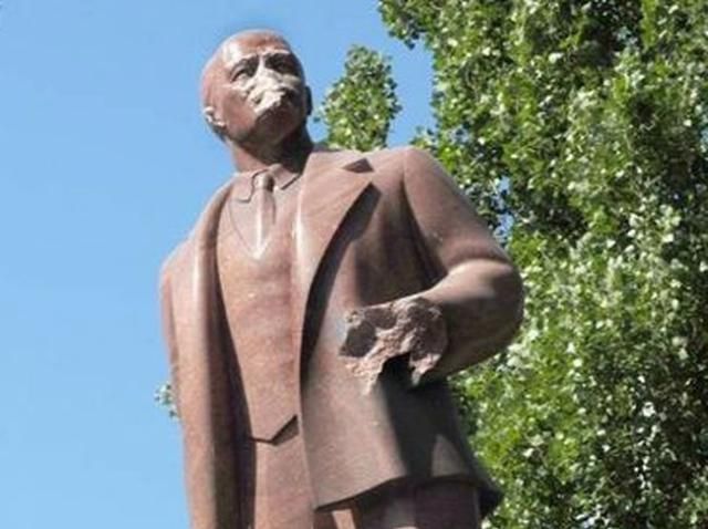 Активісту присудили три роки в'язниці за відбитий ніс Леніна Активісту присудили три роки в'язниці за відбитий ніс Леніна