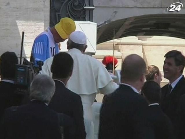 Папа дозволив посидіти у папамобілі хлопцю із синдромом Дауна