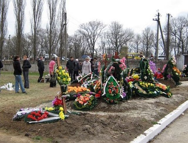 Жінка народила на кладовищі і залишила дитину під поминальними вінками Жінка народила на кладовищі і залишила дитину під поминальними вінками