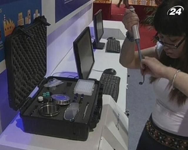 Китайці представили прилад, котрий за секунди виявляє хімікати в їжі Китайці представили прилад, котрий за секунди виявляє хімікати в їжі