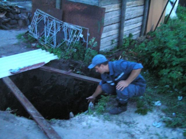 На Полтавщині у глибоку яму впала молода дівчина