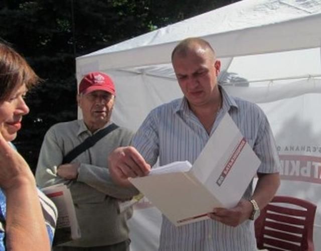 В Луганске Януковича попросили освободить Тимошенко В Луганске Януковича попросили освободить Тимошенко