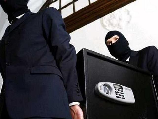 В Киеве вооруженные неизвестные в масках ограбили ювелирный магазин В Киеве вооруженные неизвестные в масках ограбили ювелирный магазин