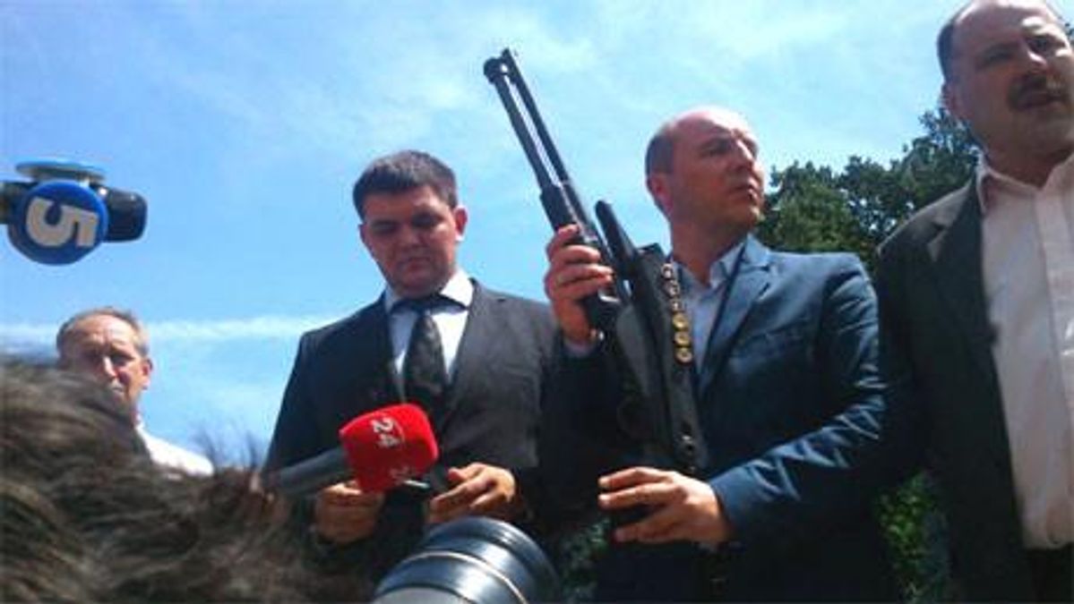 Нардеп принес в Раду ружье, с которым, вероятно, захватывали "Агрофирму Корнацких" Нардеп принес в Раду ружье, с которым, вероятно, захватывали "Агрофирму Корнацких"