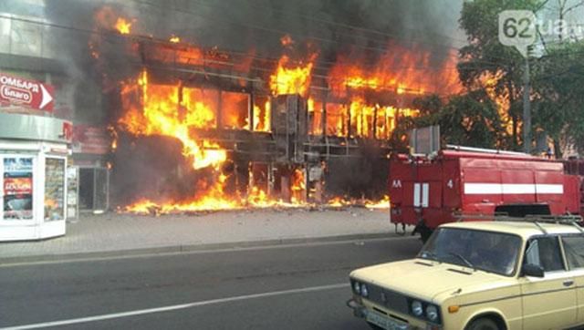 У Донецьку горить 2-поверховий магазин У Донецьку горить 2-поверховий магазин