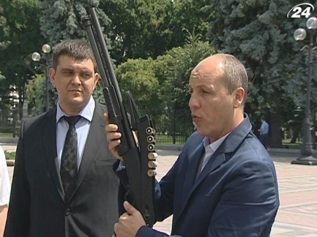 Опозиція вимагає створення ТСК щодо нападу на фірму Корнацьких Опозиція вимагає створення ТСК щодо нападу на фірму Корнацьких