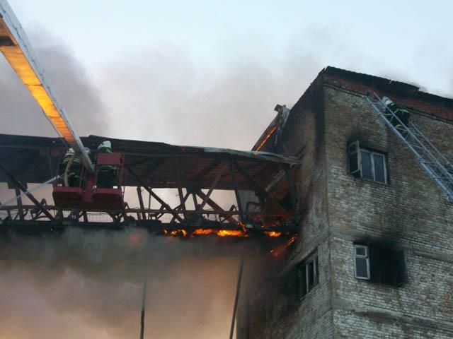 У Рівному горіла 5-поверхівка на території підприємства У Рівному горіла 5-поверхівка на території підприємства