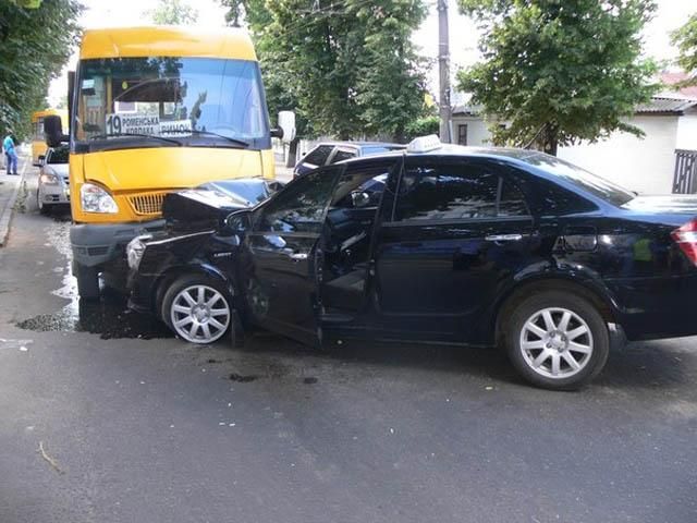 П’яний водій іномарки в'їхав у маршрутне таксі П’яний водій іномарки в'їхав у маршрутне таксі