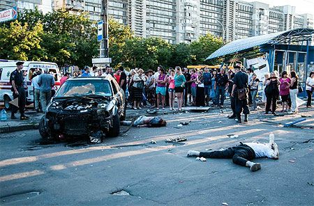 У Сумах Ауді розтрощило зупинку і збило двох людей, водія не відпускали 500 очевидців