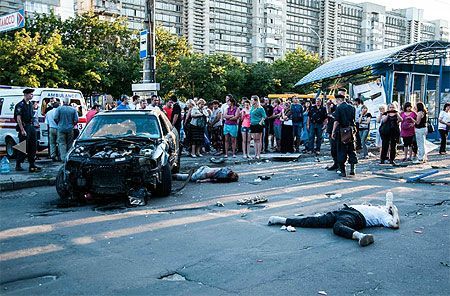 В Сумах Ауди разбило остановку и сбило двух человек, водителя не отпускали 500 очевидцев В Сумах Ауди разбило остановку и сбило двух человек, водителя не отпускали 500 очевидцев