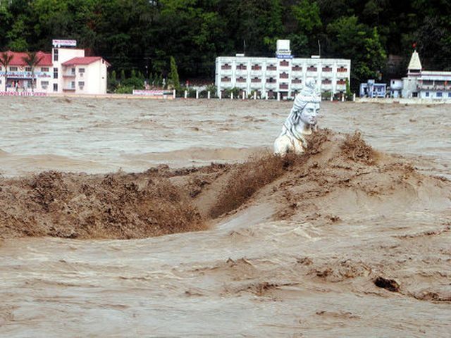 Наводнение в Индии унесло почти 600 жизней Наводнение в Индии унесло почти 600 жизней