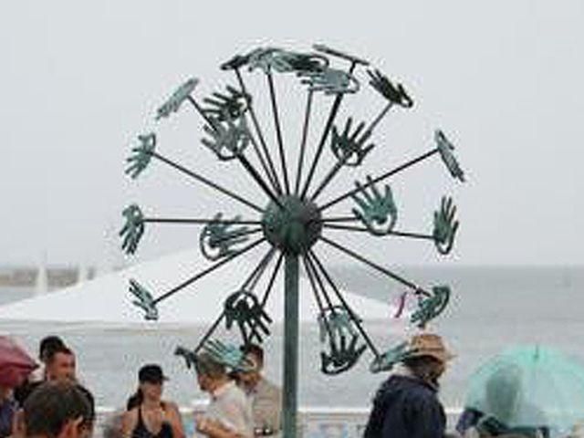 В Севастополе снесли подарок российского правительства - "Одуванчик" В Севастополе снесли подарок российского правительства - "Одуванчик"