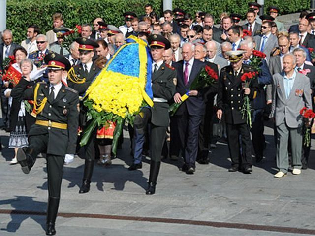 Азаров із Рибаком, але без Президента поклав квіти до могили Невідомого солдата