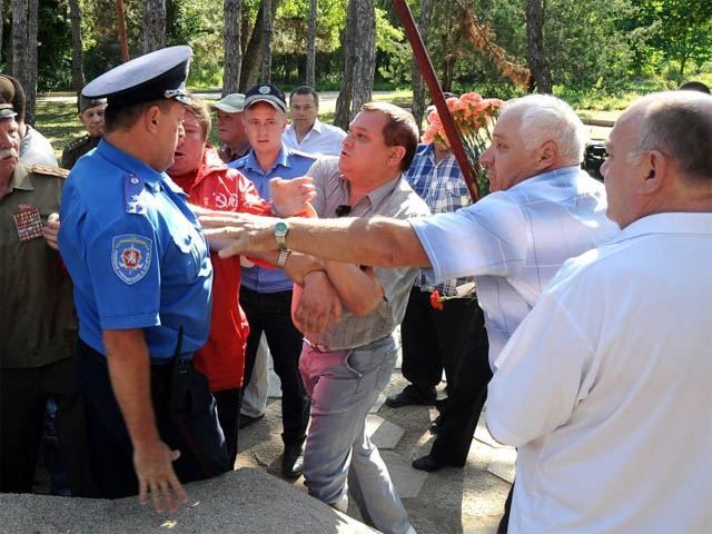 Нардеп-комуніст накинувся на міліціонера через портрет Сталіна Нардеп-комуніст накинувся на міліціонера через портрет Сталіна