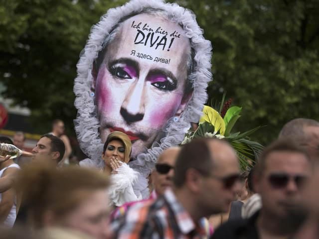 Участники гей-парада в Берлине несли портреты Путина