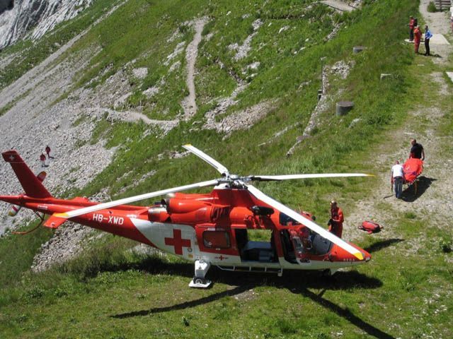 В Германии смотровая площадка вместе с людьми упала на жилой дом В Германии смотровая площадка вместе с людьми упала на жилой дом