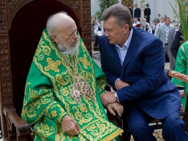 На Праздник Троицы Янукович сходил в храм