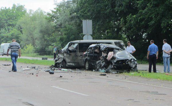 На Житомирщине легковушка столкнулась с микроавтобусом: погибли два человека На Житомирщине легковушка столкнулась с микроавтобусом: погибли два человека
