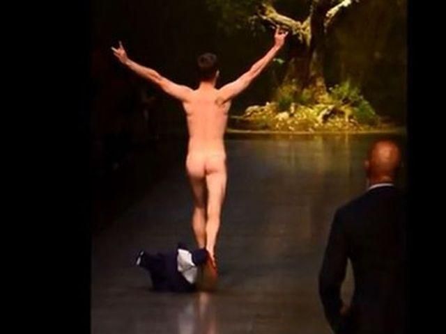 В Милане обнаженный мужчина пробежался по подиуму на показе коллекции Dolce & Gabbana В Милане обнаженный мужчина пробежался по подиуму на показе коллекции Dolce & Gabbana