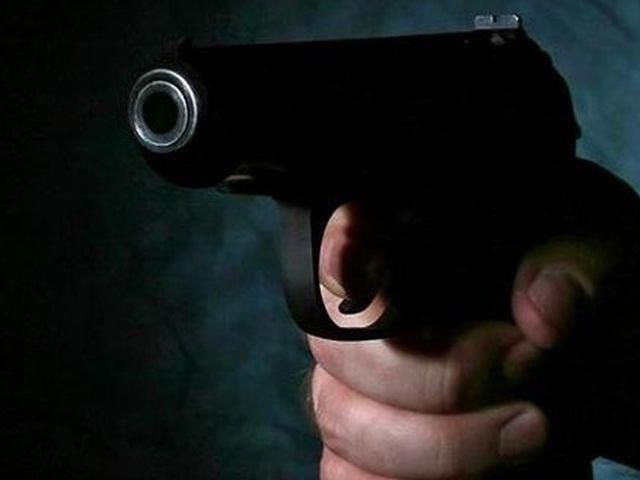 В Днепродзержинске пьяный мужчина обстрелял сына и жену
