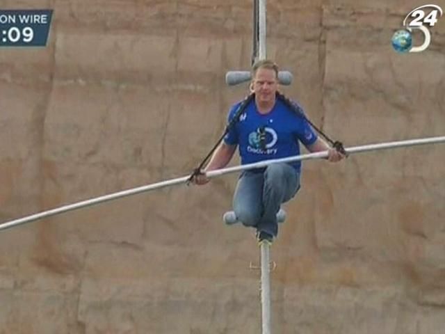 Канатоходец Ник Валленда преодолел более 1 км над рекой Колорадо Канатоходец Ник Валленда преодолел более 1 км над рекой Колорадо