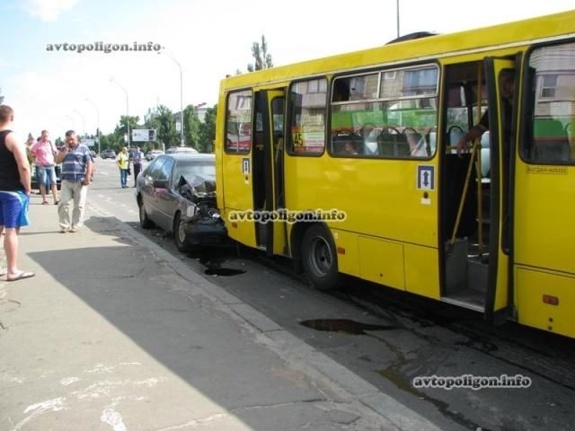 У Києві Мерседес врізався у маршрутку з дітьми У Києві Мерседес врізався у маршрутку з дітьми