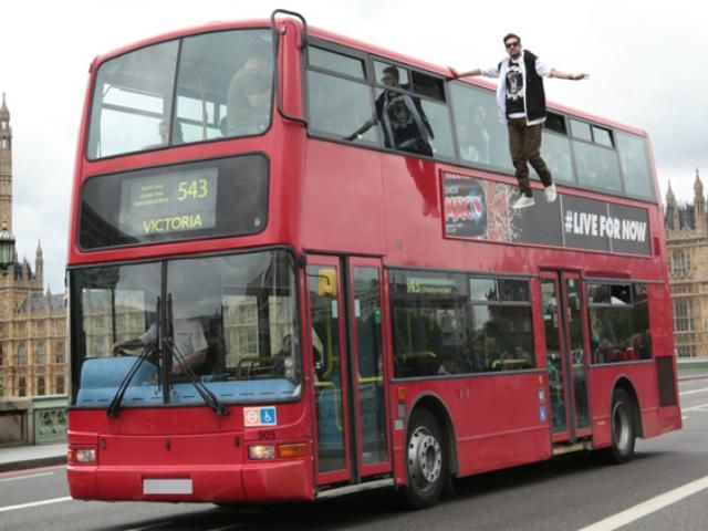 Британский маг полетал по улицам Лондона Британский маг полетал по улицам Лондона
