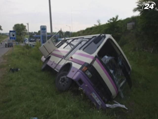 На Тернопільщині перекинувся автобус з 26 пасажирами На Тернопільщині перекинувся автобус з 26 пасажирами
