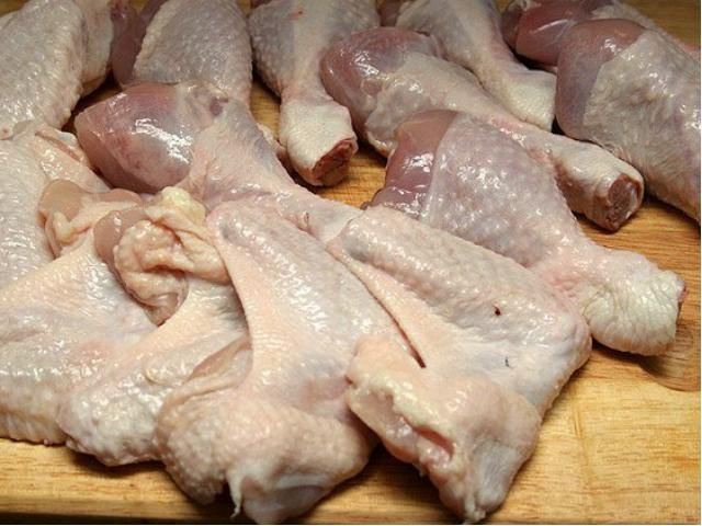 Українці не платитимуть за воду в курятині Українці не платитимуть за воду в курятині