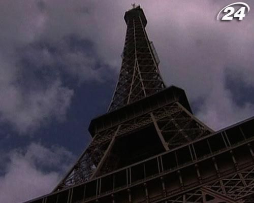 Туристы не могут попасть на Эйфелеву башню Туристы не могут попасть на Эйфелеву башню