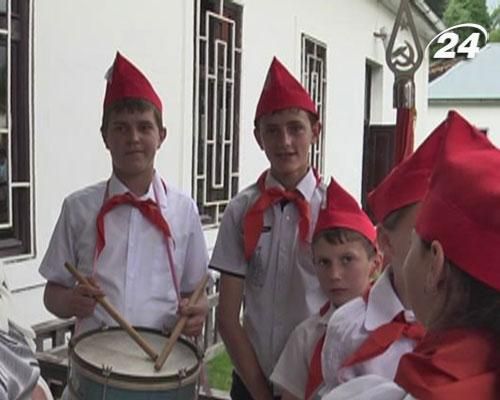 В закарпатском селе ученики учат стихи о Ленине и носят галстуки