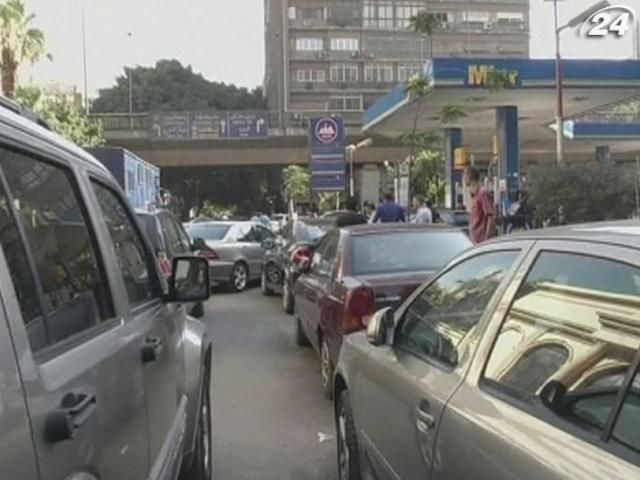 Возле заправок Каира - пробки из-за нехватки горючего Возле заправок Каира - пробки из-за нехватки горючего