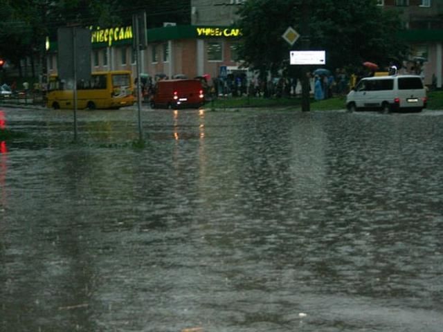 У Тернополі після зливи транспорт тонув на вулицях 