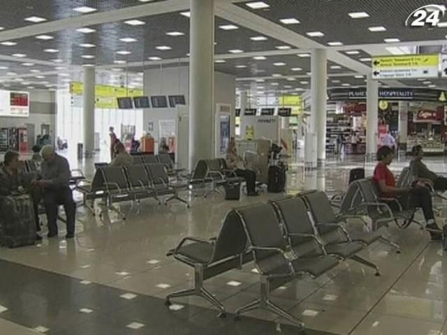 Сноуден застрял в транзитной зоне Шереметьево Сноуден застрял в транзитной зоне Шереметьево