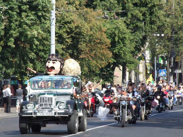 Через наречених у Рівному перекриють рух Через наречених у Рівному перекриють рух