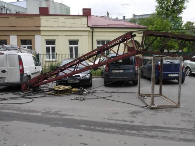В центре Ровно возле школы упал строительный кран