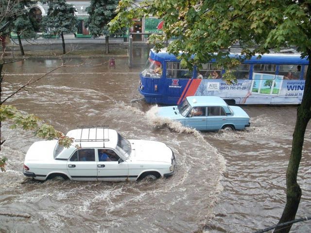 В Харькове ливень затопил несколько улиц