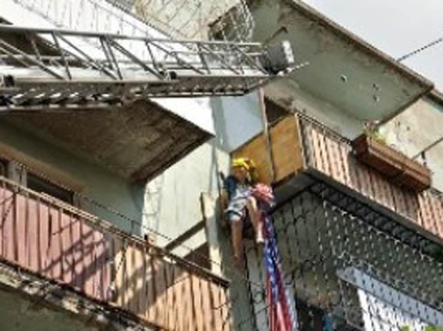 На Одещині 81-річна старенька ледь не випала з балкону на 5-му поверсі