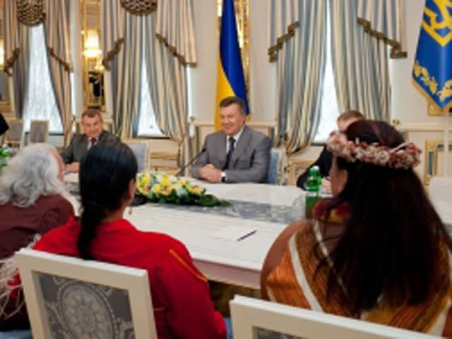 Янукович встретился с вождями индейских племен Янукович встретился с вождями индейских племен