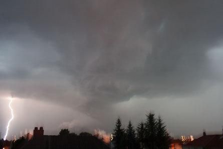 Через негоду в Україні без світла залишилися 37 населених пунктів Через негоду в Україні без світла залишилися 37 населених пунктів