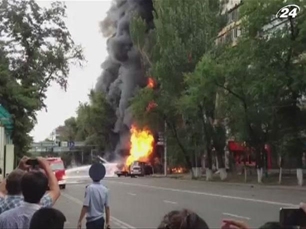 В Казахстане взорвался бензовоз и горит многоэтажка