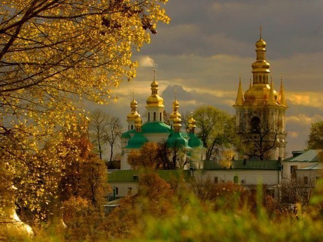 Київські храми передали церковникам